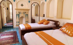 اتاق سه تخته کشواد ( سرویس بهداشتی وحمام اختصاصی خارج از اتاق ) اقامتگاه سنتی دالان جهان اصفهان